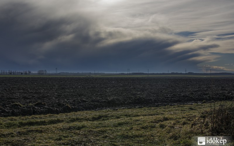 Felhők a földek felett