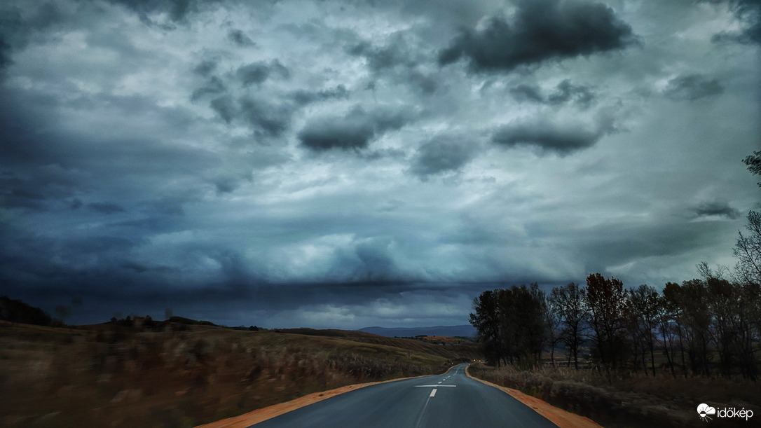 Nyarat idéző felhő októberben 