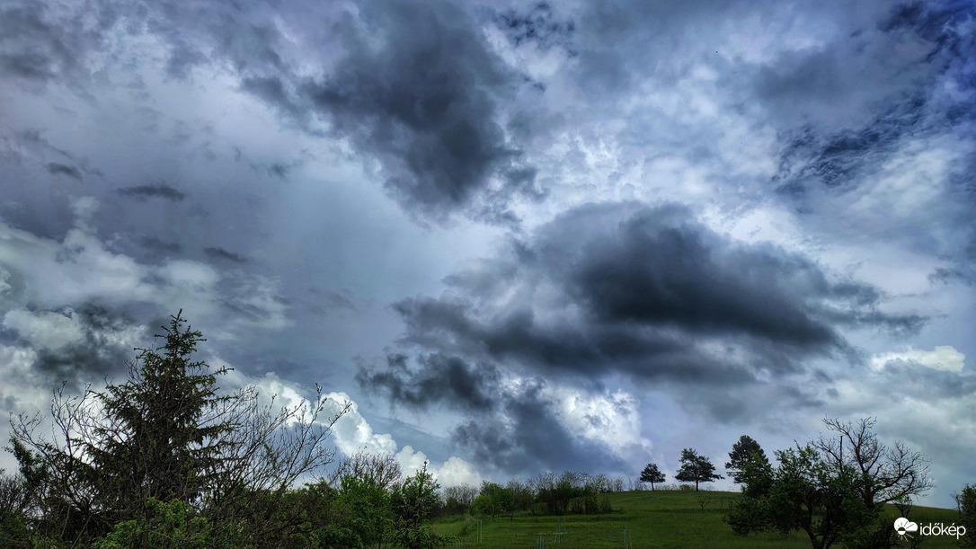 Gyűlnek a sötét fellegek