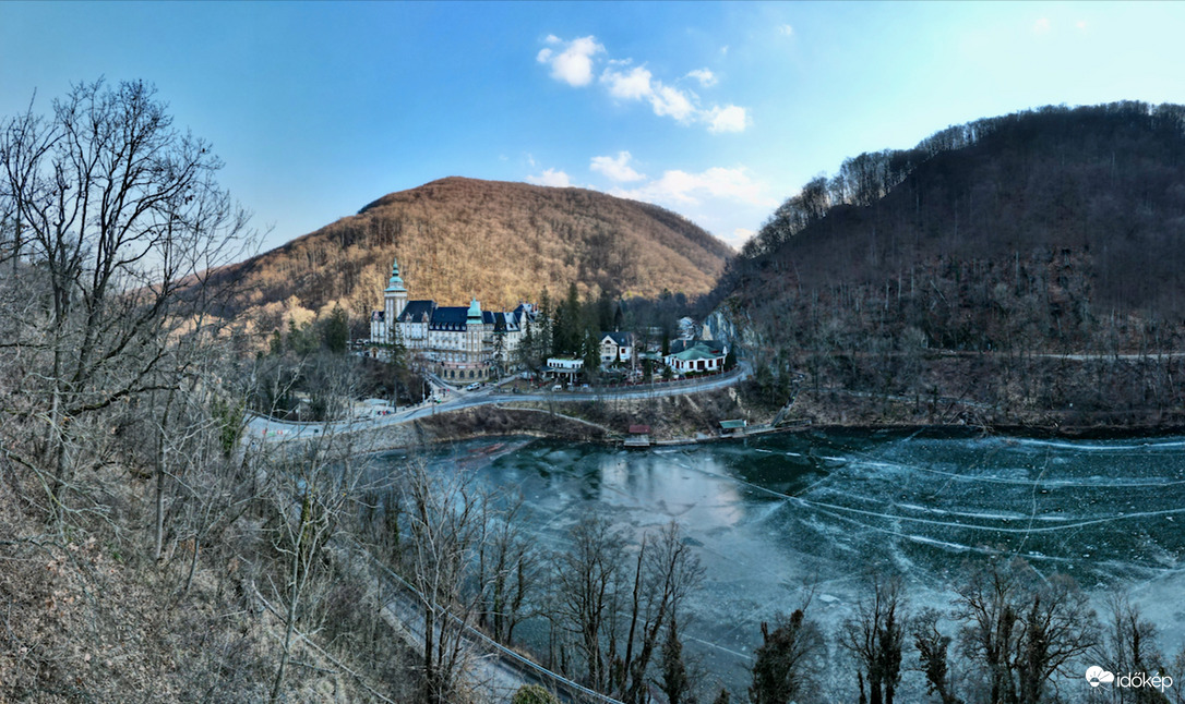 A Hámori-tó jégbe fagyva