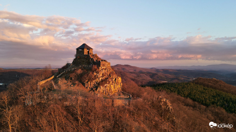 Salgó vár naplementében 