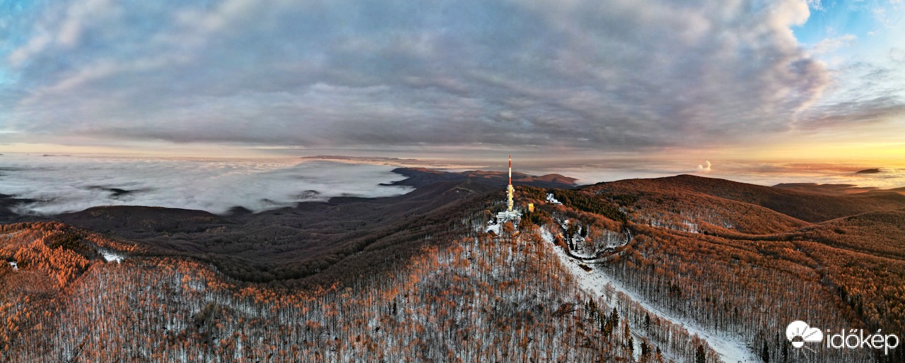 Naplementekor az ország tetején