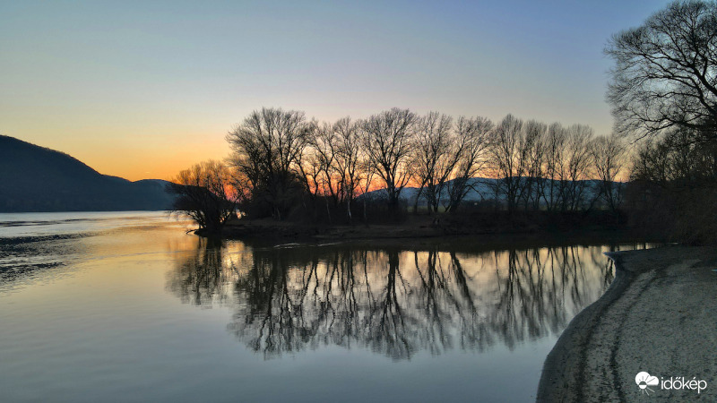 Ipoly-torkolatnál naplementekor