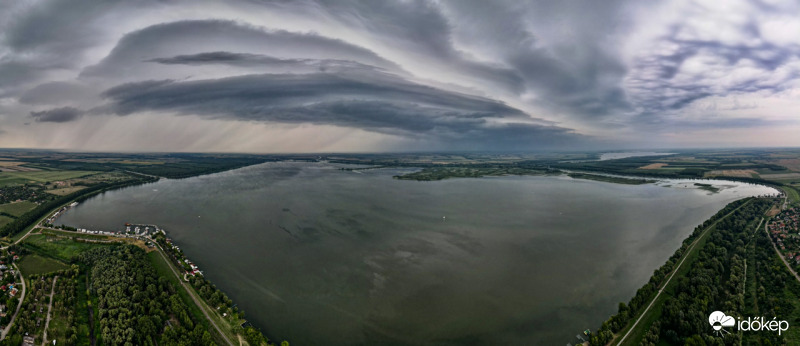Abádszalókra érkező