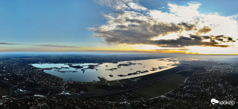 A teljes Velencei-tó