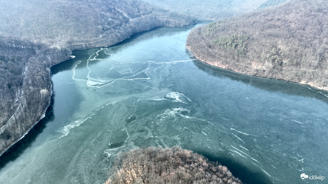 Lázbérci víztározó a jég fogságában