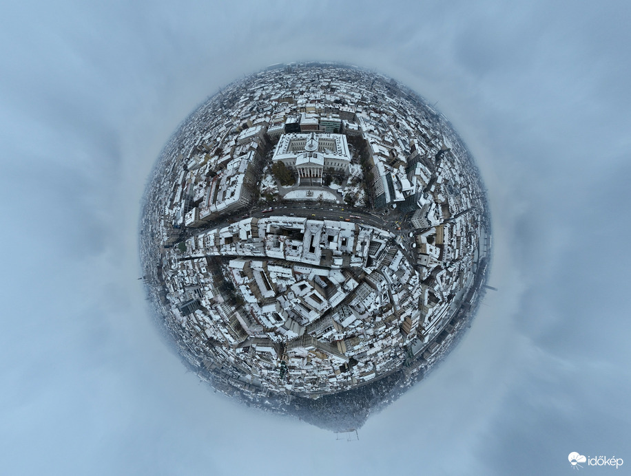 Nemzeti Múzeum a hógolyóban 