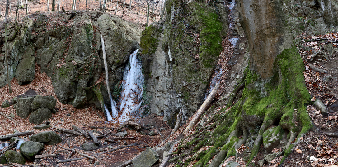 Ilona-völgyi vízesés jég alatt