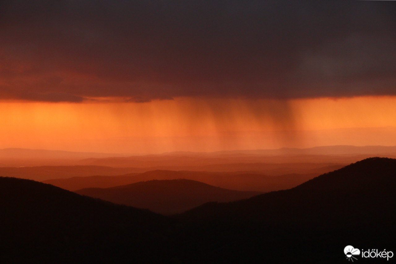 Eső a naplementében