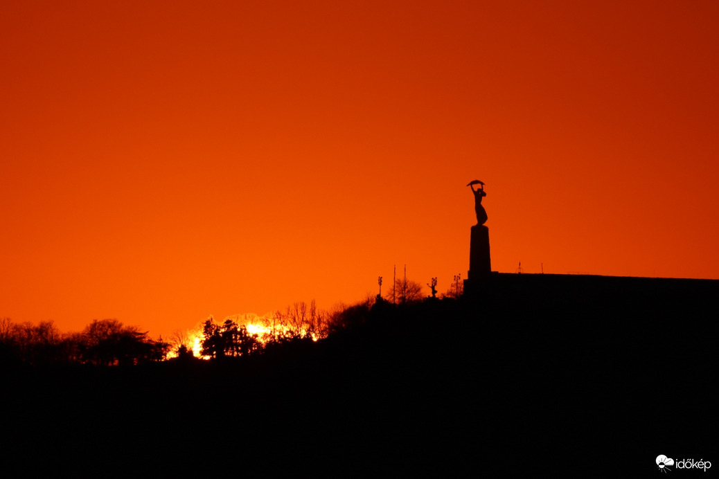 A szabadság szobor mellett