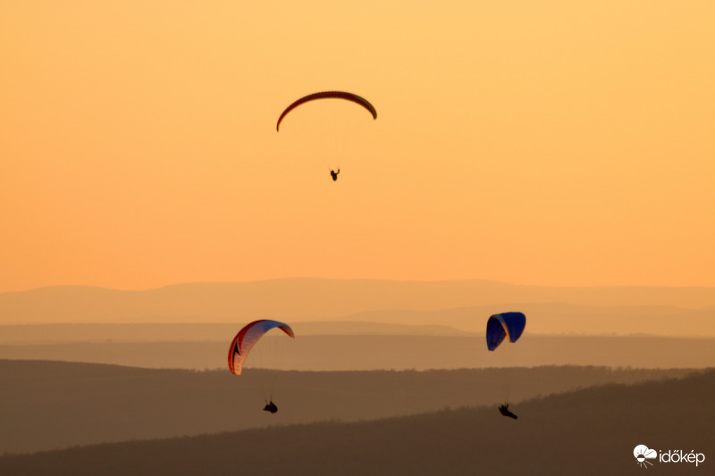Hármashatár-hegy mögött naplementekor