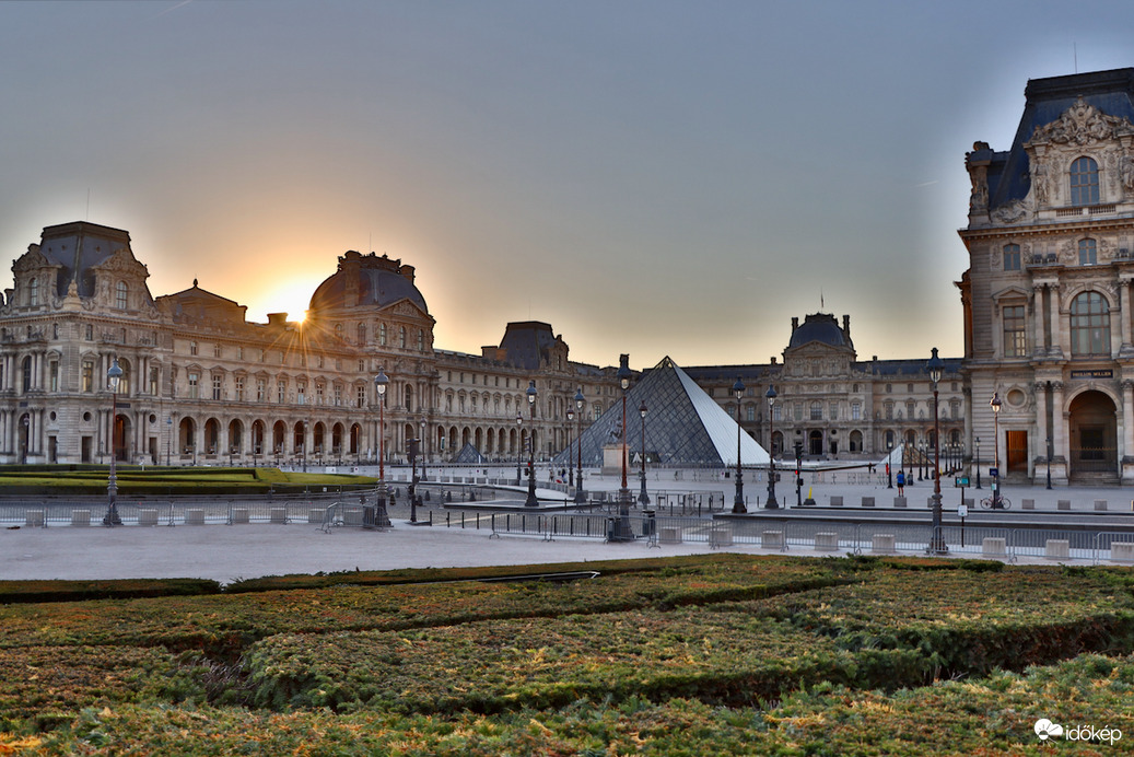 Mai napkelte a Louvre mellett