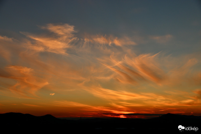 Cirrusok és naposzlop