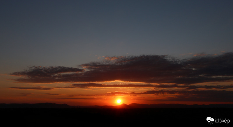 Pilis-panoráma naplementekor