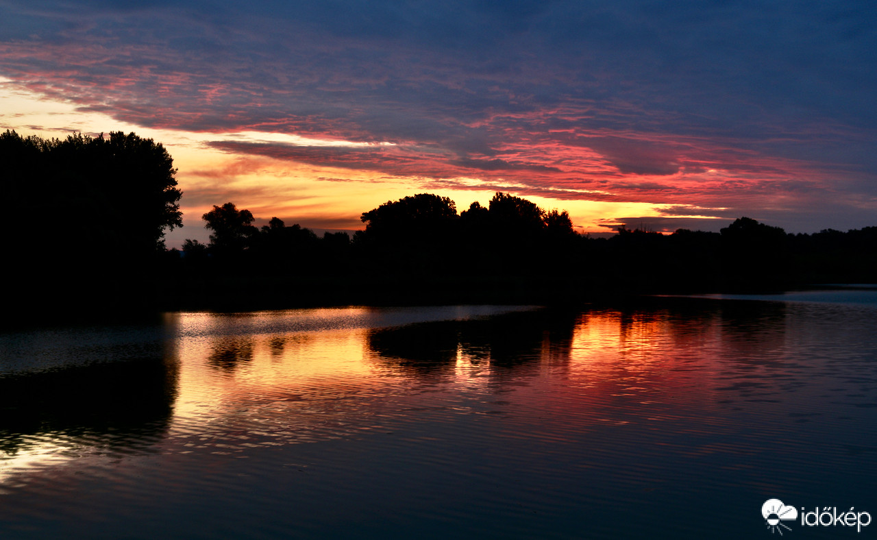 Hajnal a Naplás-tavon
