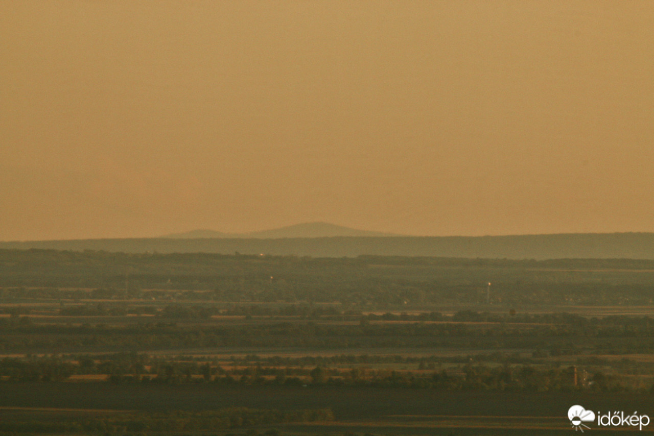 A 166 km-re lévő Mecsek is látható volt