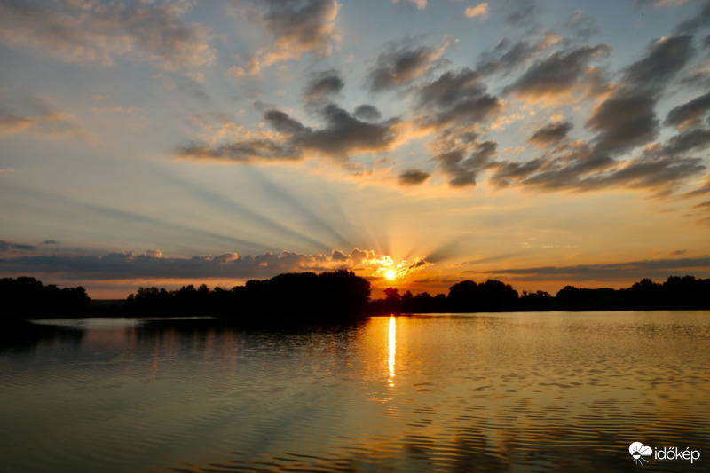Naplás tó június 6-án napkeltekor