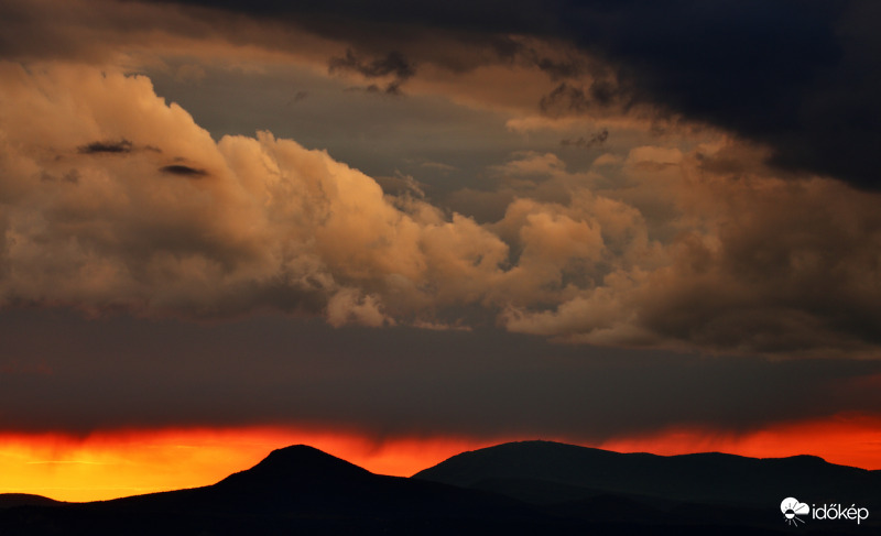 Zivatarfelhő előtti naplemente