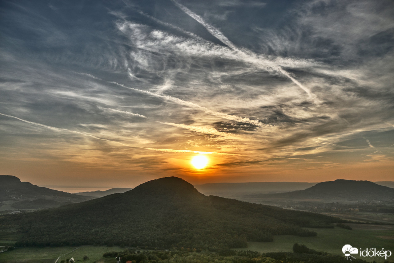 Ködösödő naplemente