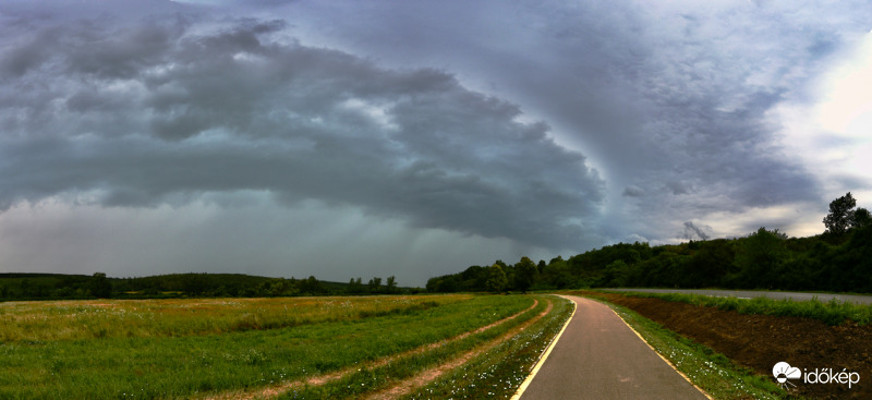 Egerszalókra érkező zivatar