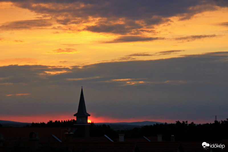 Felkelt, aztán el is bújt...