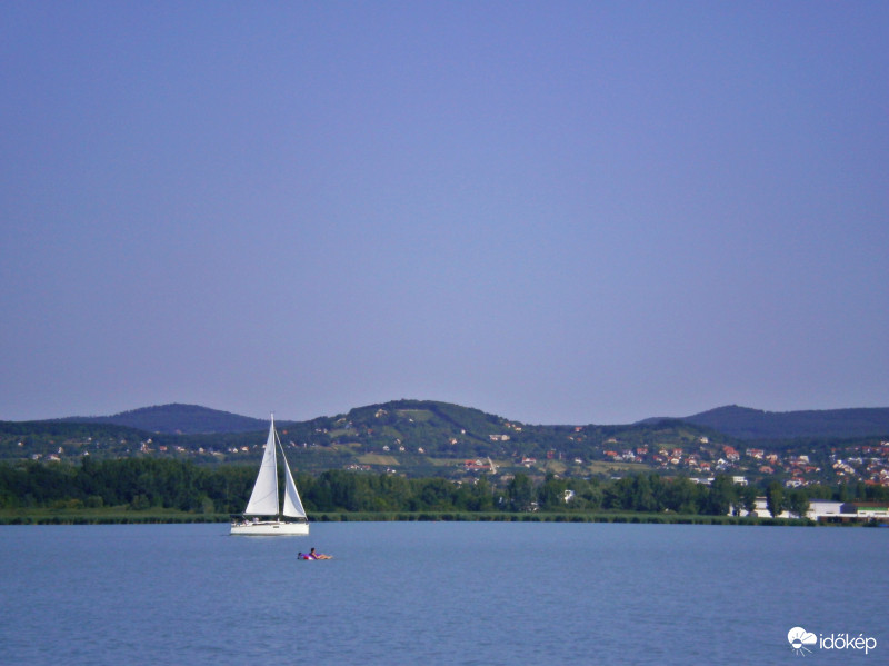 A távolban egy fehér vitorla (...és egy matracos)