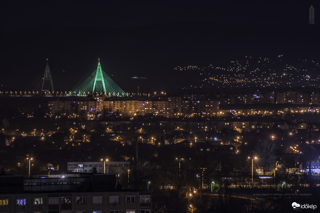 Megyeri híd - karácsonyi díszkivilágításban
