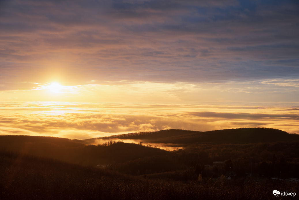 Látványos naplemente a Mátrában
