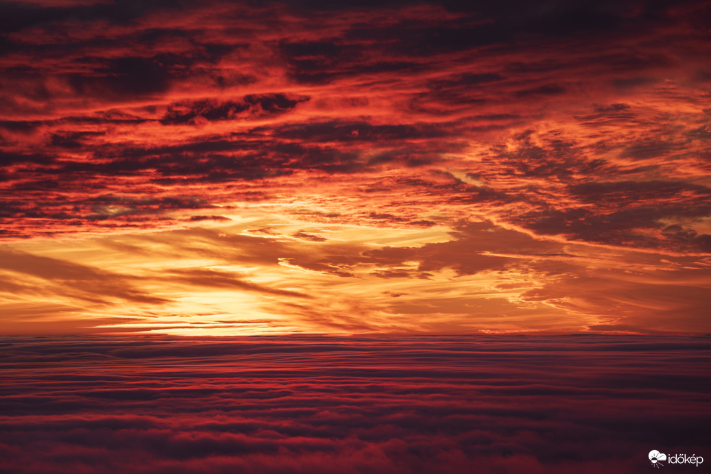 Lángoló égbolt a ködtenger felett