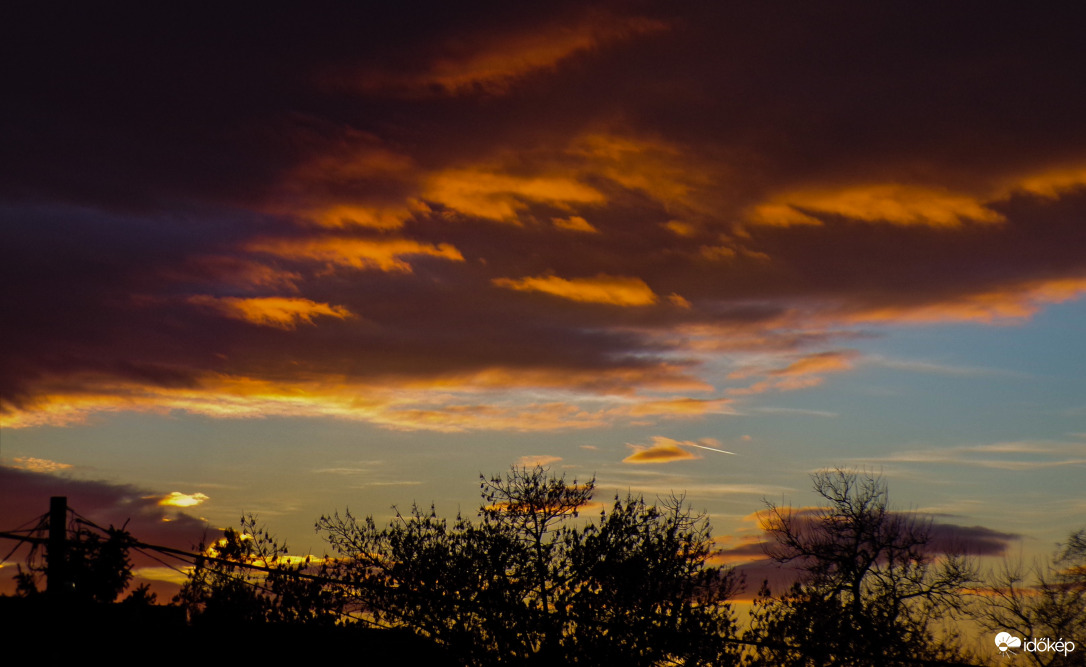 Alkonyati felhők.