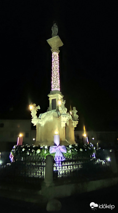 Adventi koszorú Sopronban, a Mária-oszlop körül
