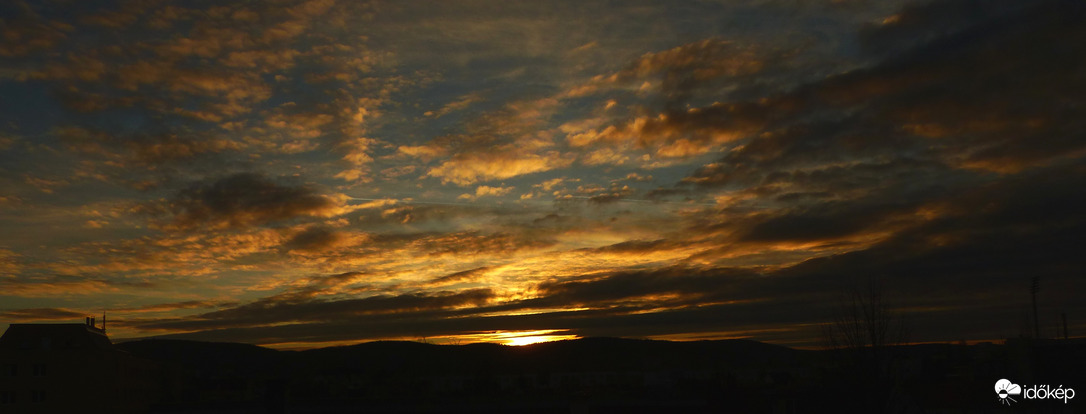 Aranyba csúszó naplemente