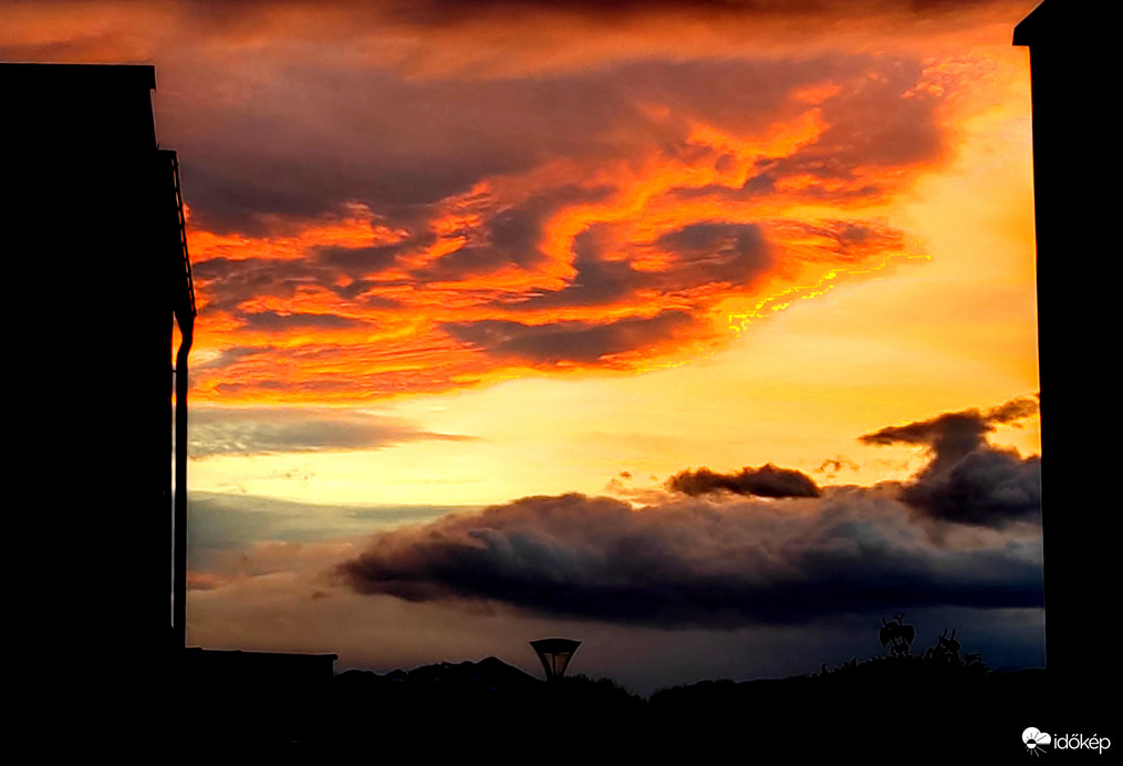 Esti vesgyes felhőzet