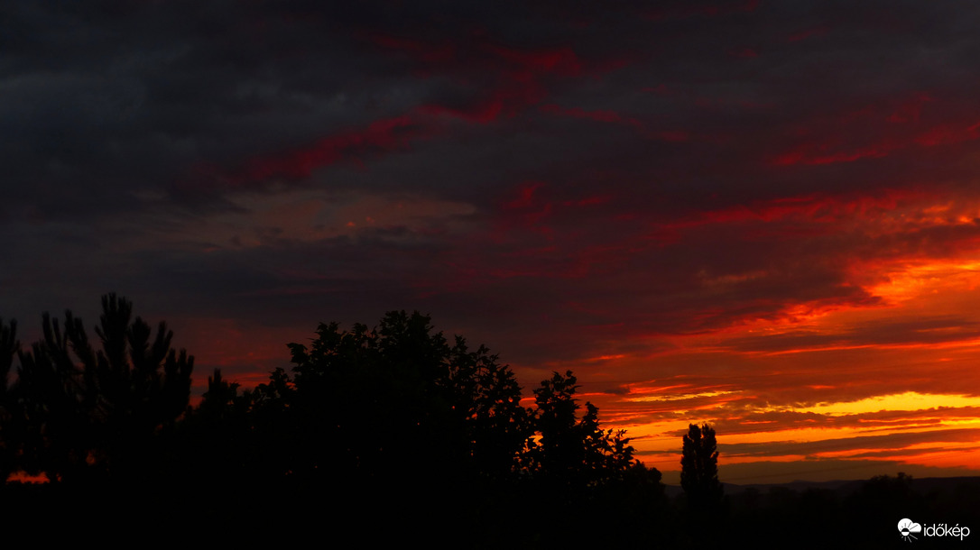 Felhővarázs vörösben