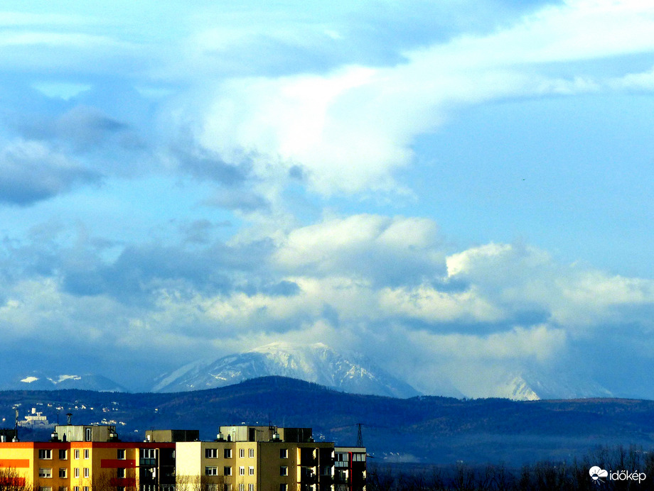 A Hóhegy - felhő fityulája