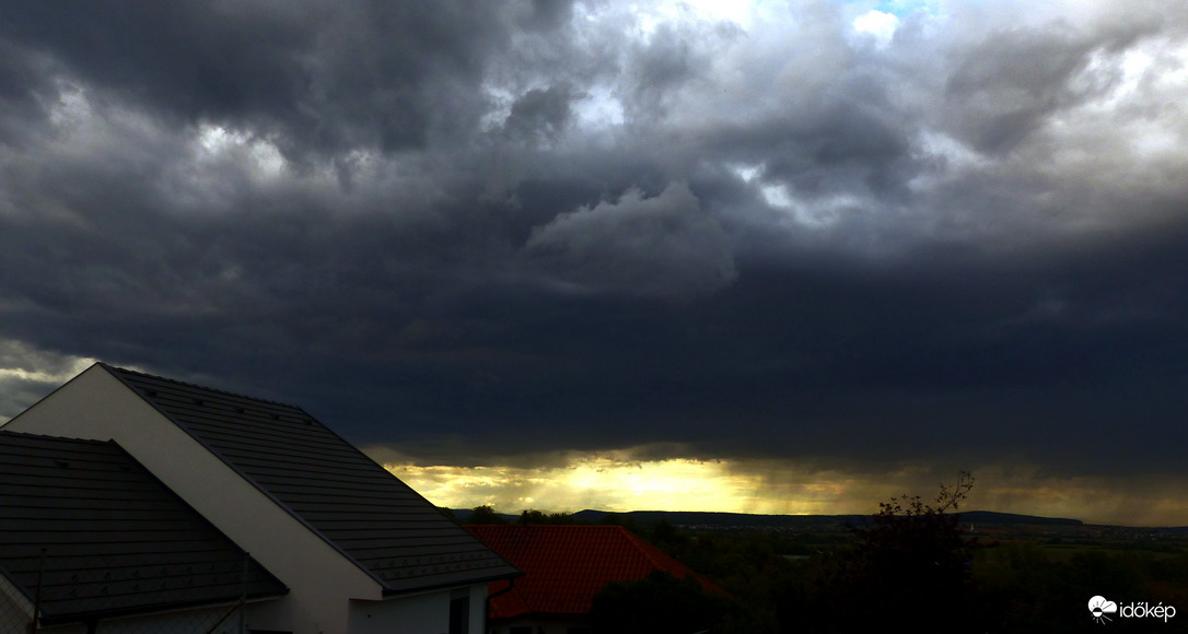 Lóg az eső lába, vagy veri az ördög a feleségét?