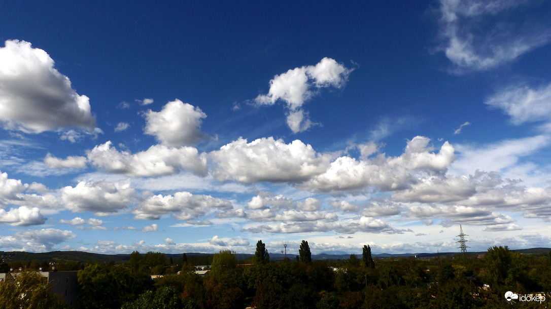 Felhős panoráma nyugat felé
