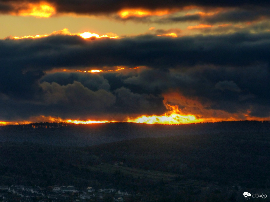 Nem erdőtűz, csak furcsa naplemente