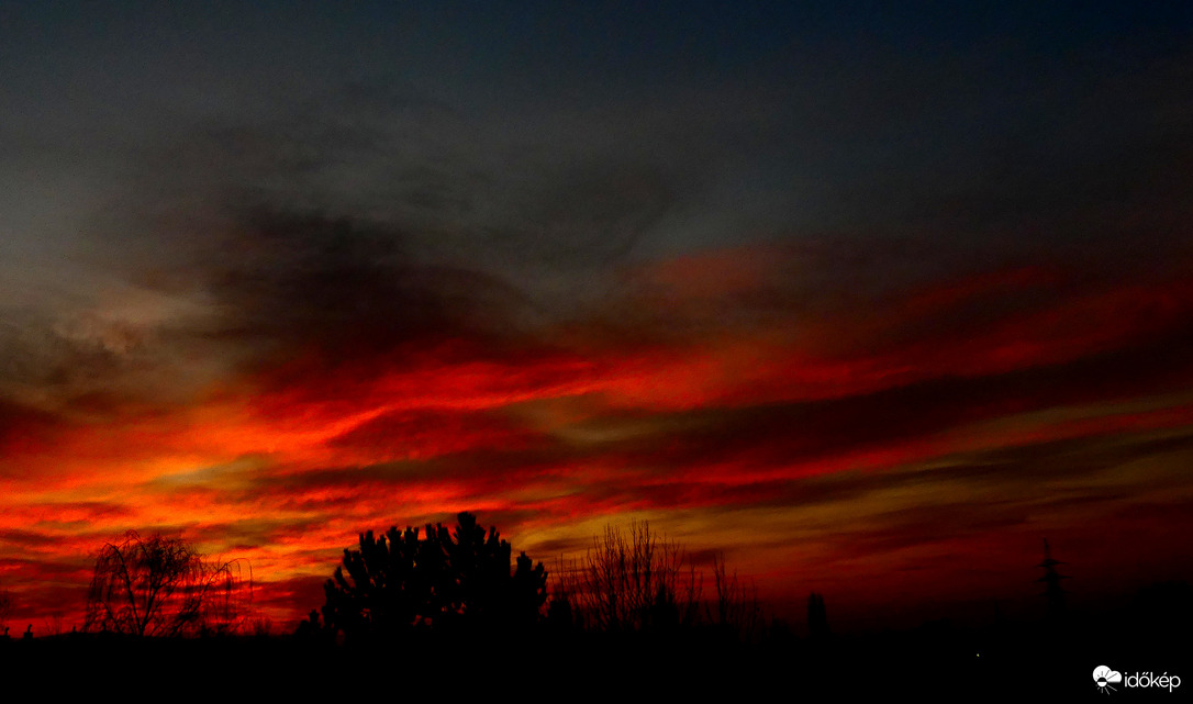 Bíbor lepel takará a láthatárt