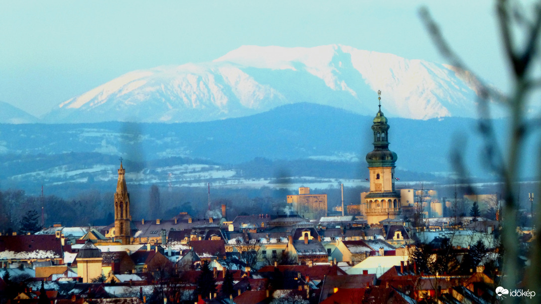 Soproni látkép a "Hóhegy"-el (Schneeberg/A)