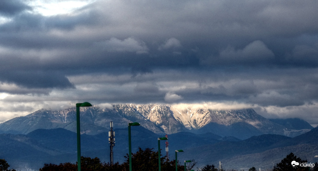 1600 méterre ereszkedett felhők a Hóhegynél (A)