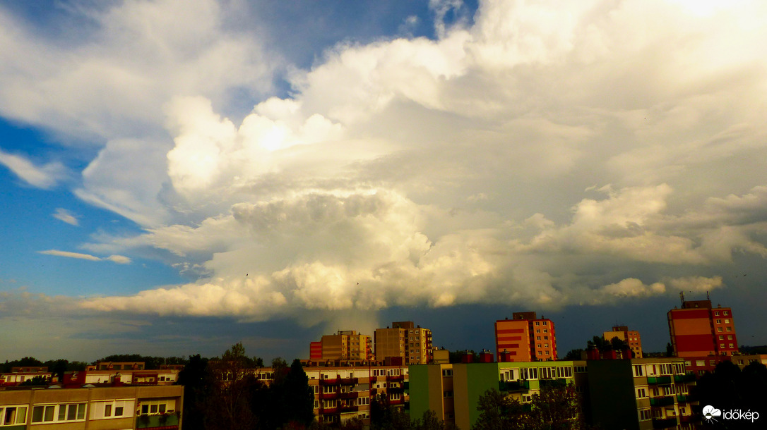 Felhőtornyosulás a lakótelep felett