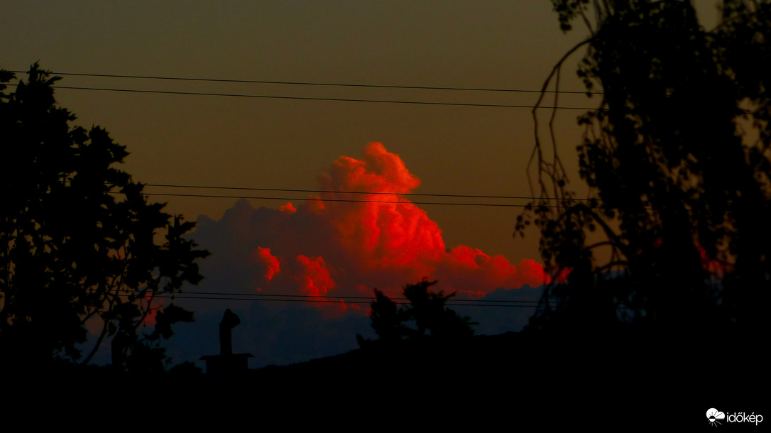 Távoli festett felhő