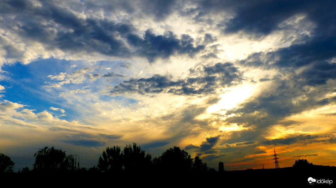 Délutáni vegyes felhők