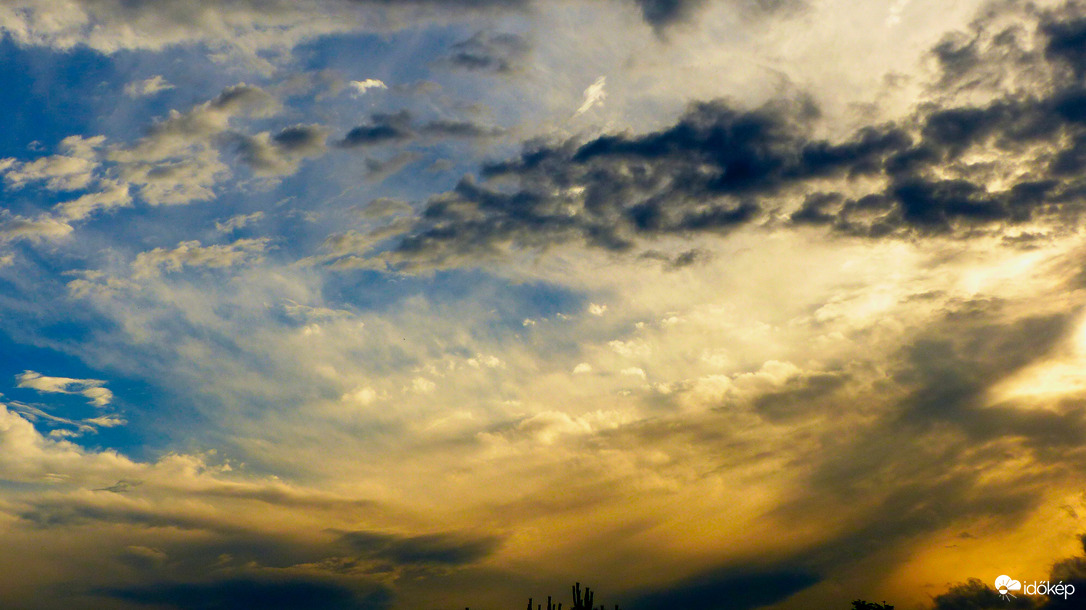 Színes felhőrészlet