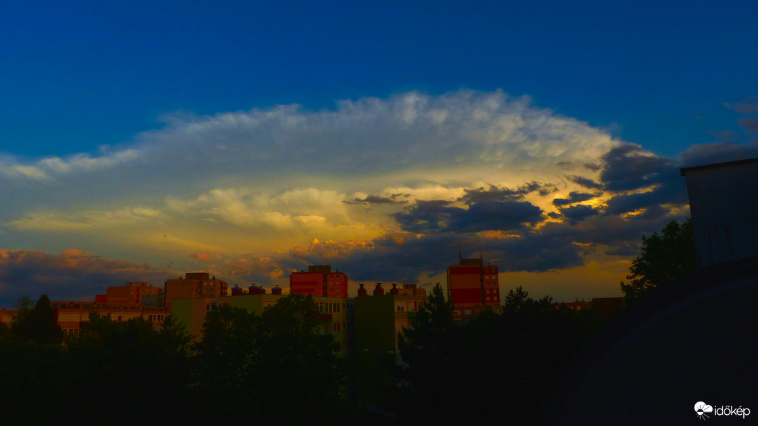 Kirobbanó felhőforma