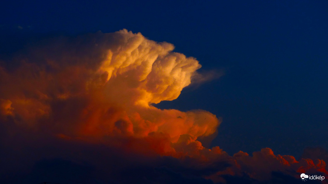 Szemet gyönyörködtető felhőjárás