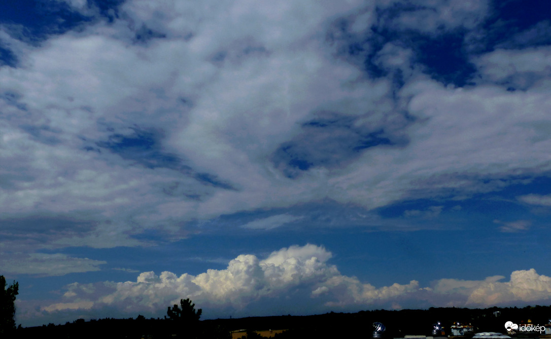 Délutáni felhőjárás