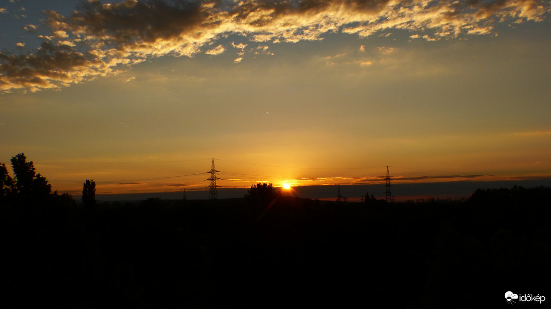 Naplemente felhőboltívvel