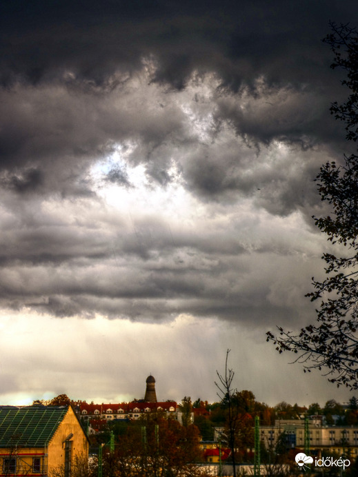Rojtos felhők a szélmalom felett
